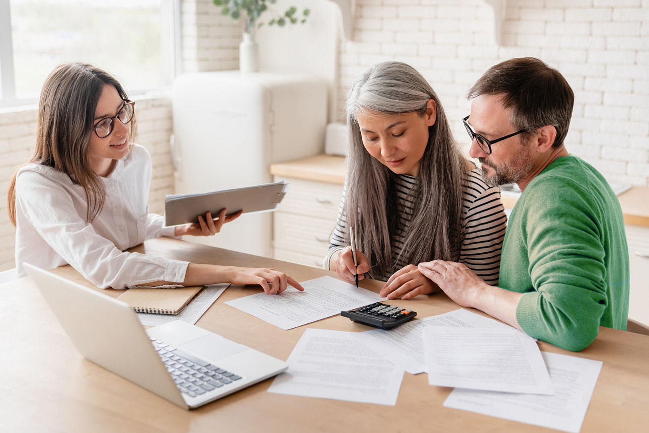 Ein Paar lässt sich von einer Mitarbeiterin beraten