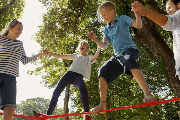 Mädchen spielen im Garten