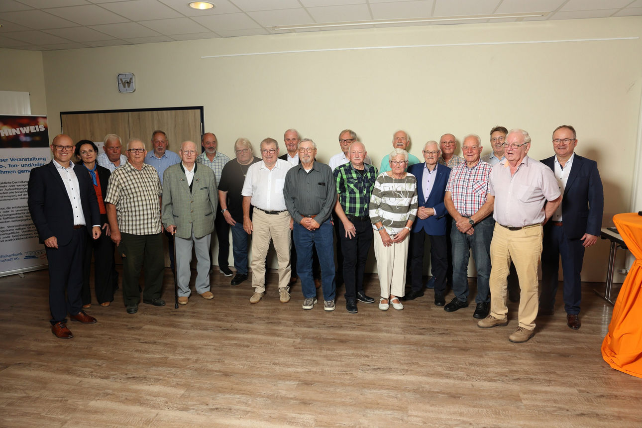 Gruppenfoto der Mitgliederjubilare 2026 der Raiffeisenbank Neustadt eG
