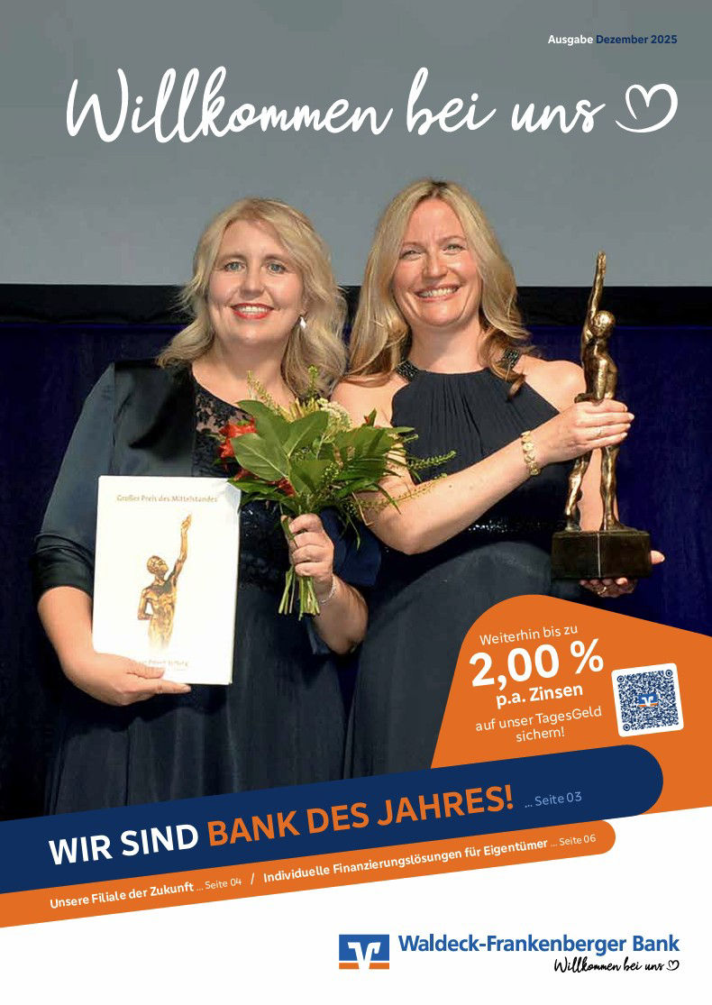 Zwei festlich gekleidete Frauen präsentieren stolz einen Preis auf einem Magazin­cover mit Bank-Auszeichnung.