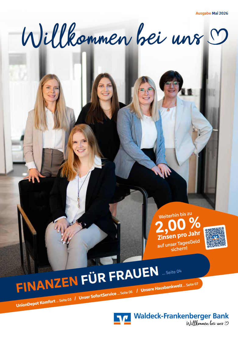 Zwei festlich gekleidete Frauen präsentieren stolz einen Preis auf einem Magazin­cover mit Bank-Auszeichnung.