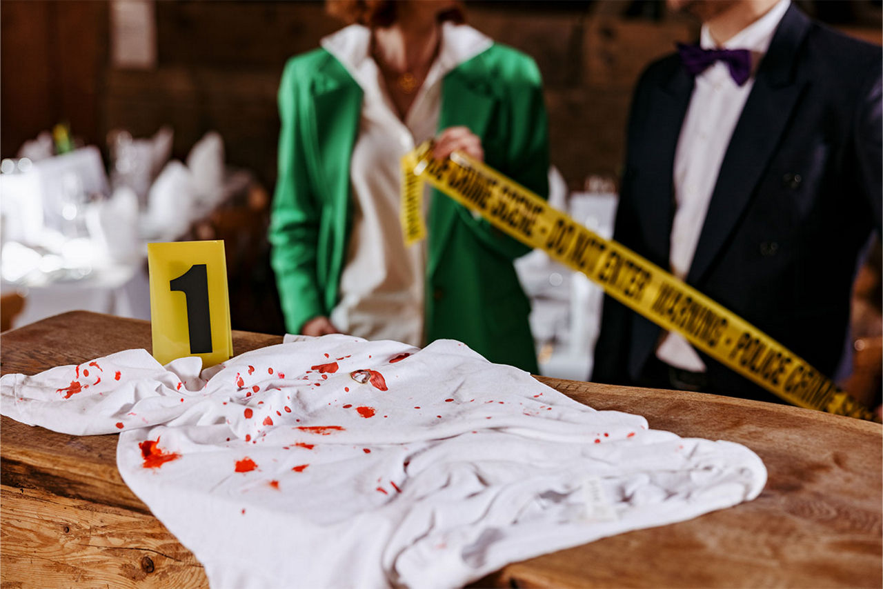 Tisch mit blutigen Laken