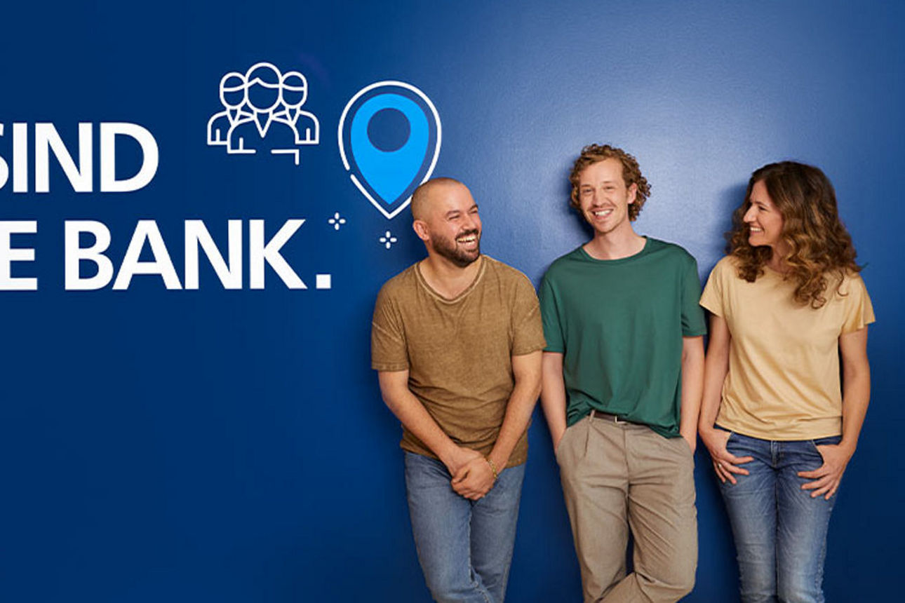 Drei Menschen vor blauem Hintergrund mit Schriftzug: Wir sind meine Bank.