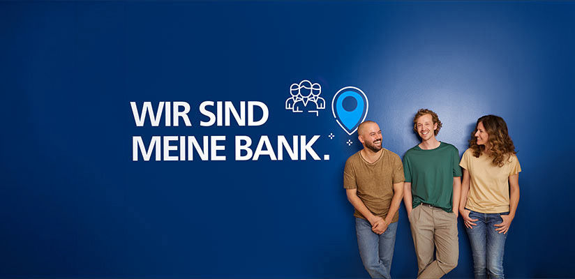 Drei Personen stehen vor einer blauen Wand mit der Aufschrift "Wir sind meine Bank"