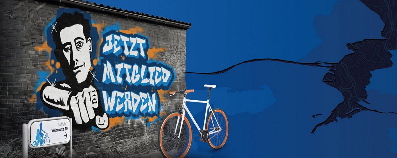 Ein Fahrrad steht angelehnt an einer Wand mit dem Graffiti-Schriftzug "Jetzt Mitglied werden"