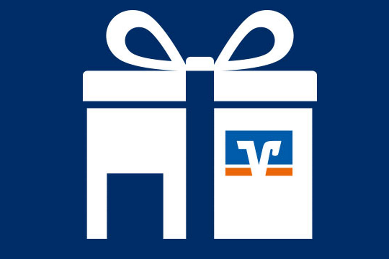 Gruppe von fünf Personen steht am Ufer vor einem gelben Ruderboot mit der Aufschrift ‚Rheingauer Volksbank‘, eine Person hält einen großen Spendenscheck über 2000 Euro.