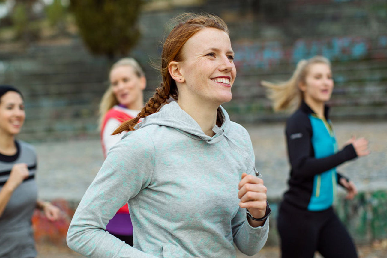 Gruppe von Mädchen in Trikots stehen gemeinsam im Kreis