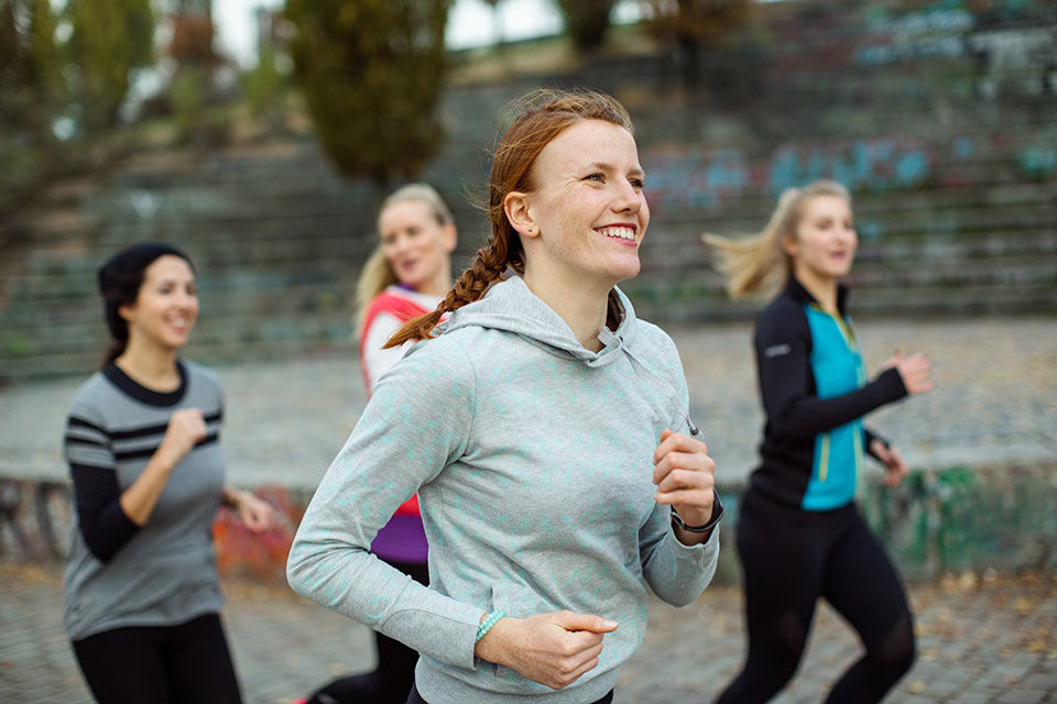 Eine Gruppe Frauen beim gemeinsamen Laufsport
