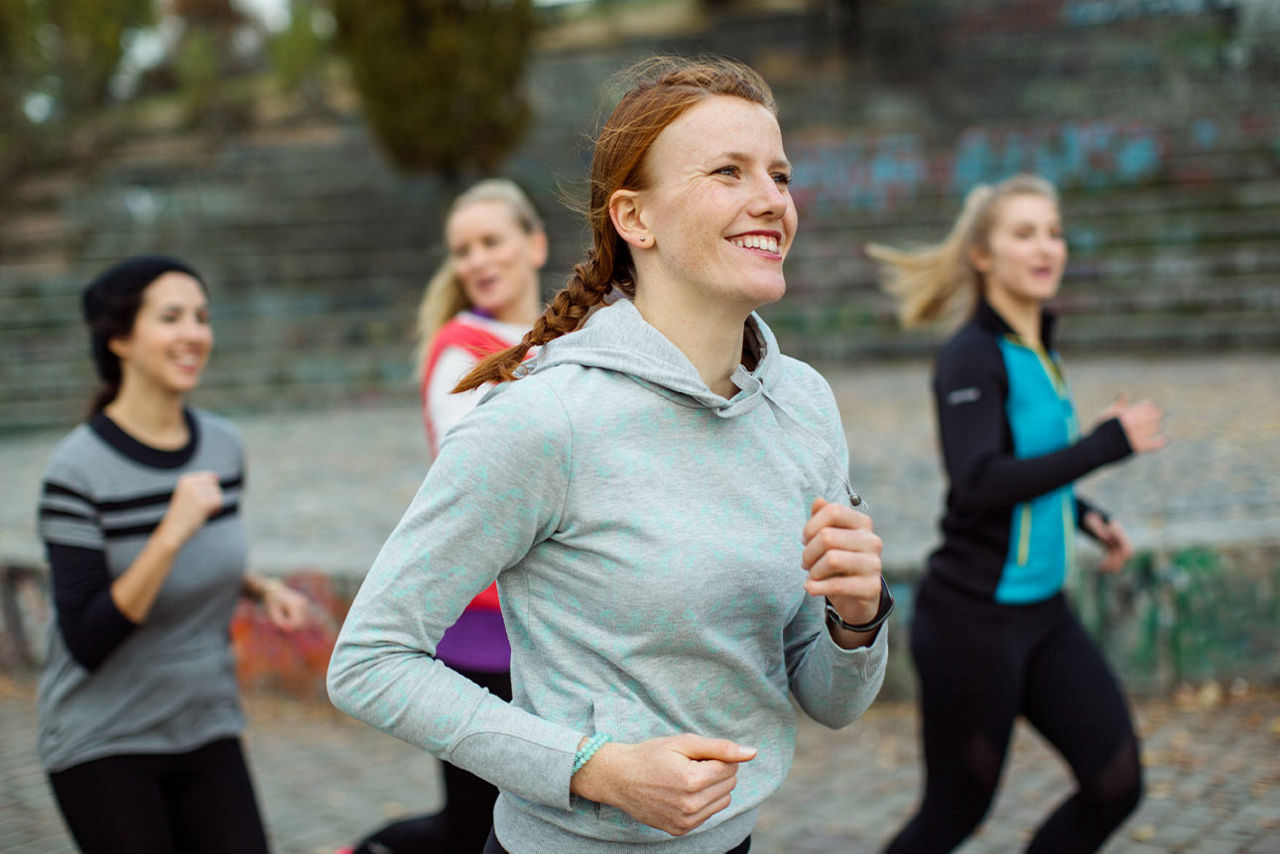 Vier junge Frauen joggen gemeinsam
