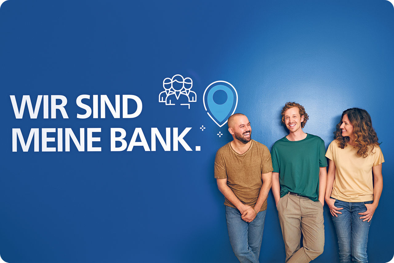 Zwei junge Männer und eine Frau lehnen an einer blauen Wand und lachen