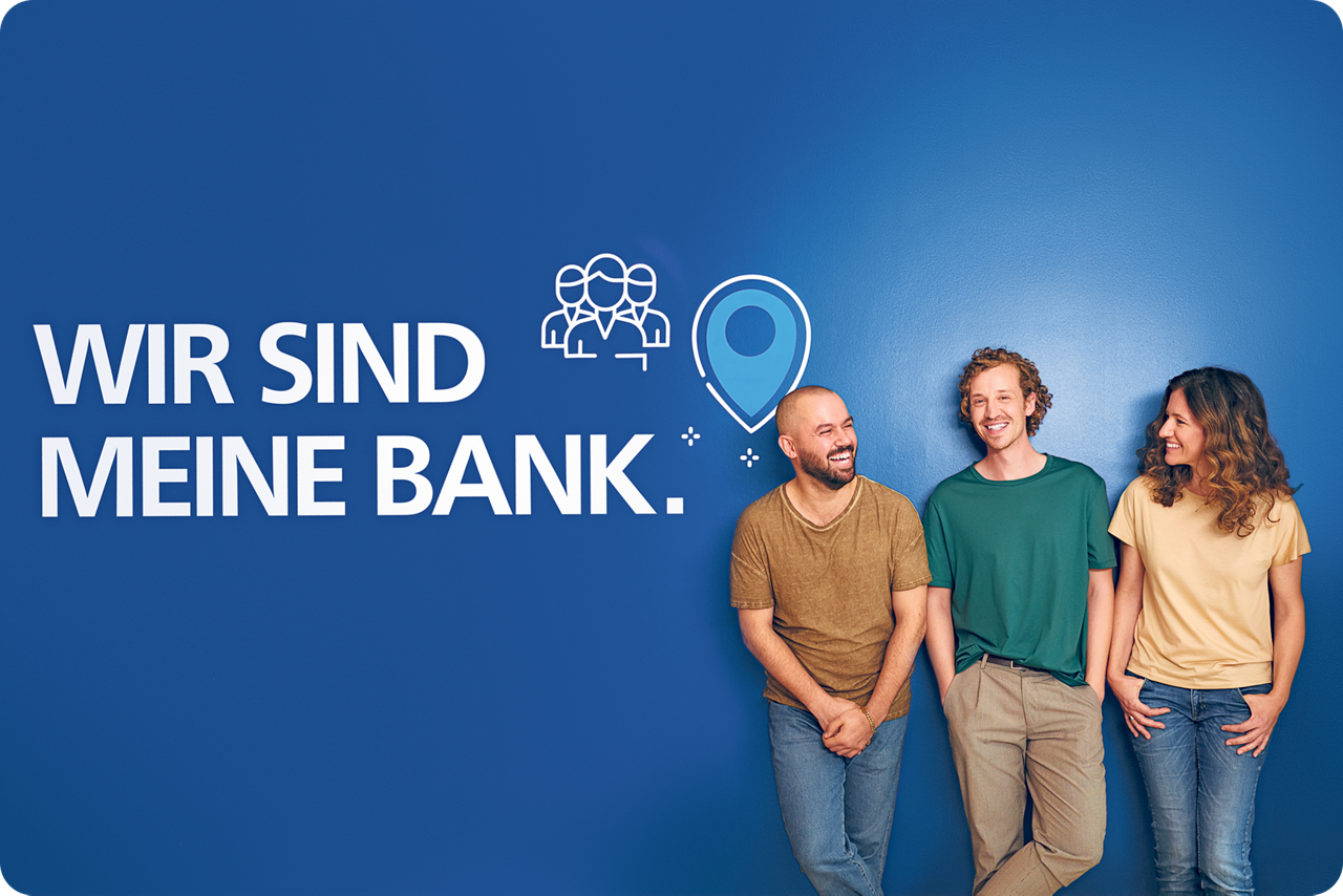 Zwei junge Männer und eine Frau lehnen an einer blauen Wand und lachen