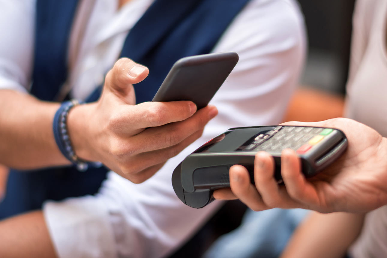 Eine Rechnung wird per Handy bezahlt