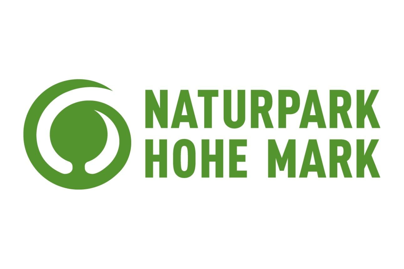 Logo „Naturpark Hohe Mark“ mit grünem Kreis- und Bogen‑Symbol links und dem Schriftzug „NATURPARK HOHE MARK“ rechts.