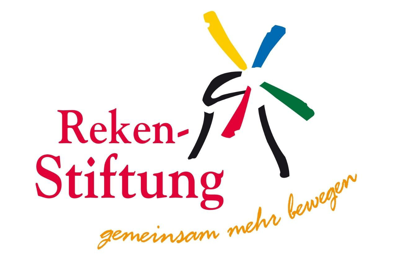 Reken‑Stiftung‑Logo mit stilisiertem Windrad aus schwarzen Linien und vier farbigen Elementen (Gelb, Blau, Grün, Rot), daneben der Schriftzug „Reken‑Stiftung“ sowie der Slogan „gemeinsam mehr bewegen“.