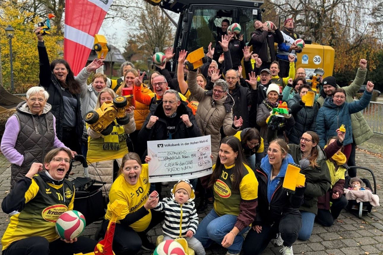 Große Freude beim VC Reken: Der Verein erhält einen symbolischen Scheck im Rahmen der Aktion ‚Cash für den Club‘, unterstützt