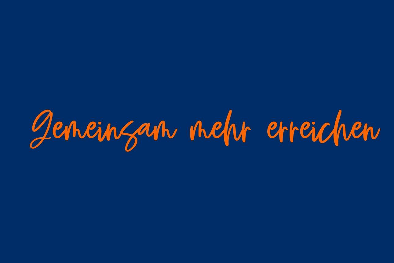 Schriftzug „Gemeinsam mehr erreichen“ in orange auf blauem Hintergrund.