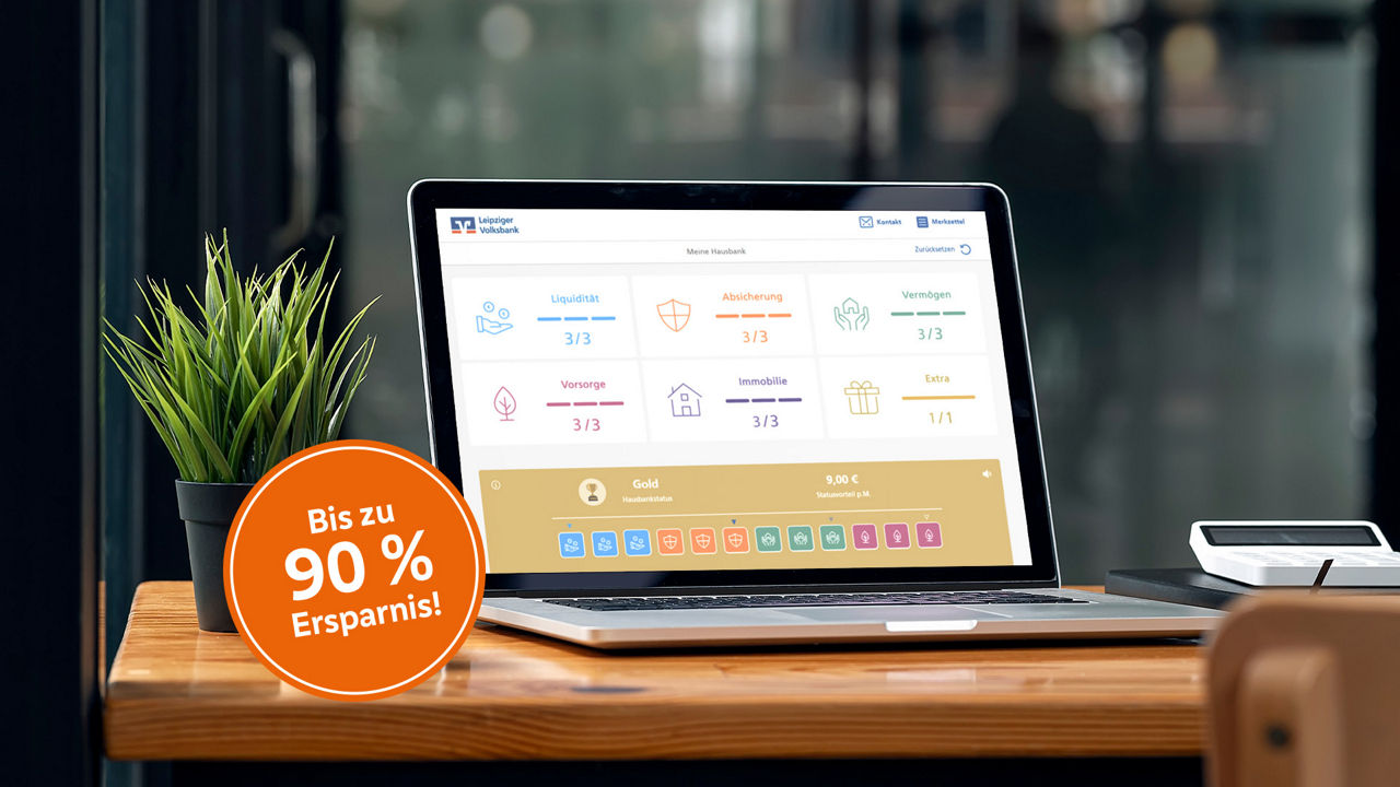 Laptop mit dem Hausbankprogramm der Leipziger Volksbank auf einem Holztisch