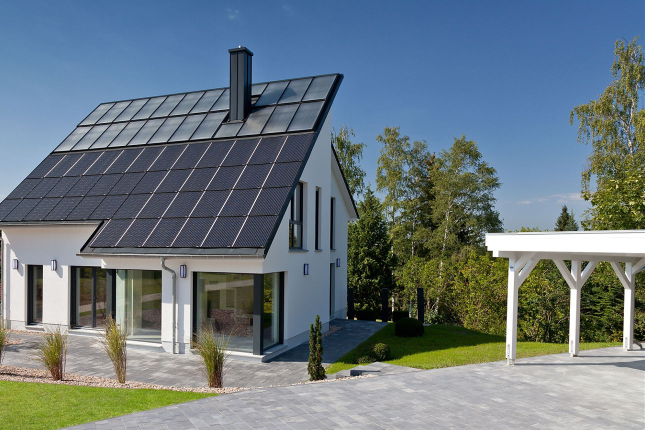 Frontansicht eines modernen Einfamilienhauses