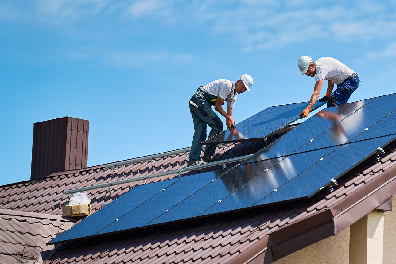 Handwerker bauen eine Photovoltaikanlage auf