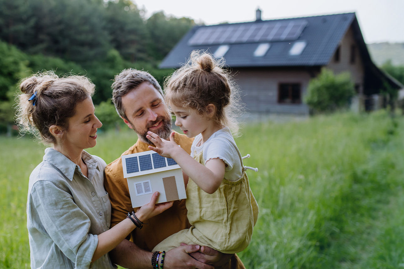Junges Paar im Wohnzimmer mit Leiter im Hintergrund