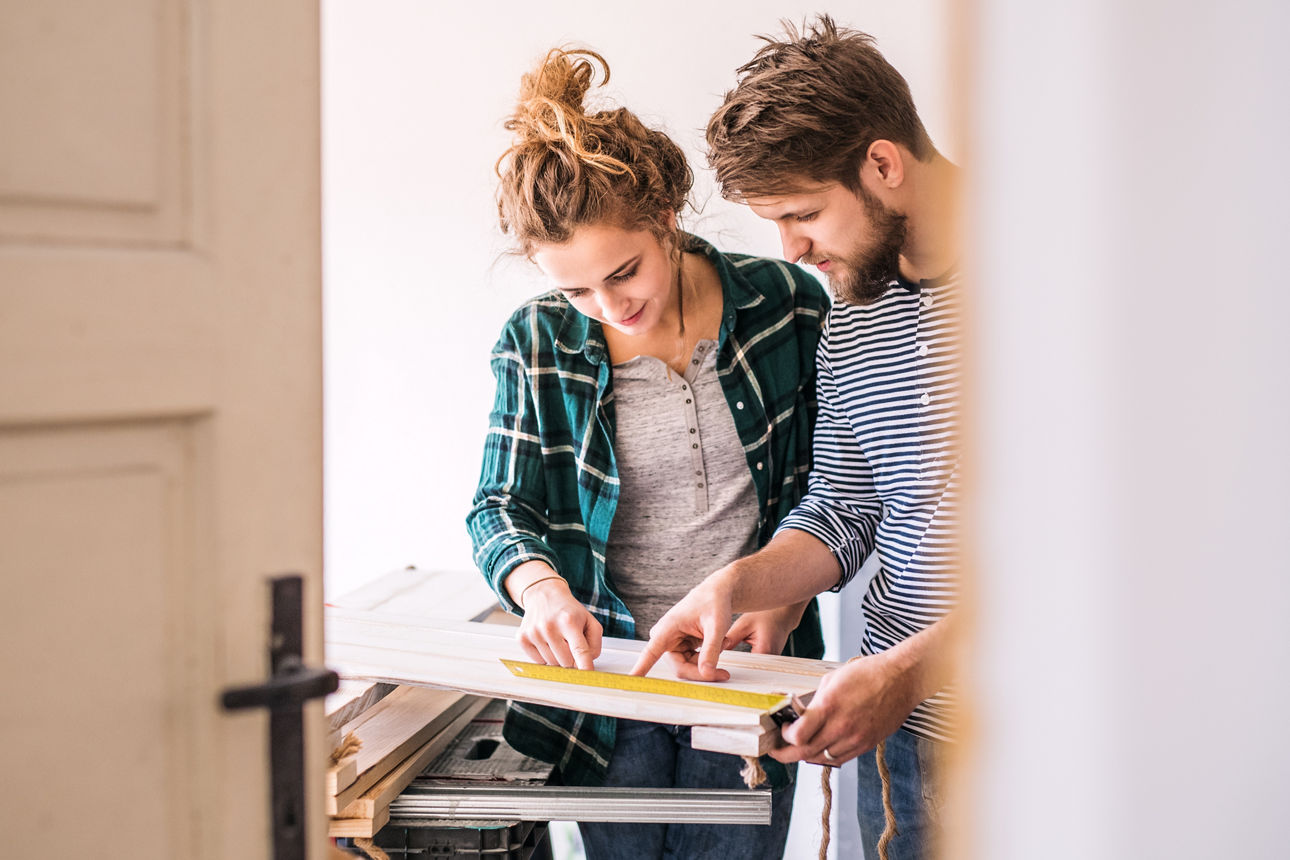 Junges Paar plant die Modernisierung ihrer Wohnküche