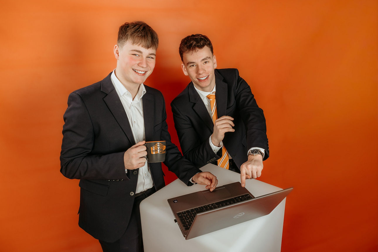 Auszubildende beim Videodreh vor einer Leinwand