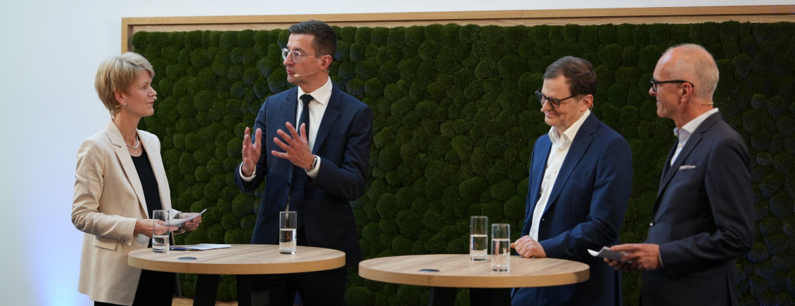 FVB MoneyTalk Teilnehmer im Gespräch
