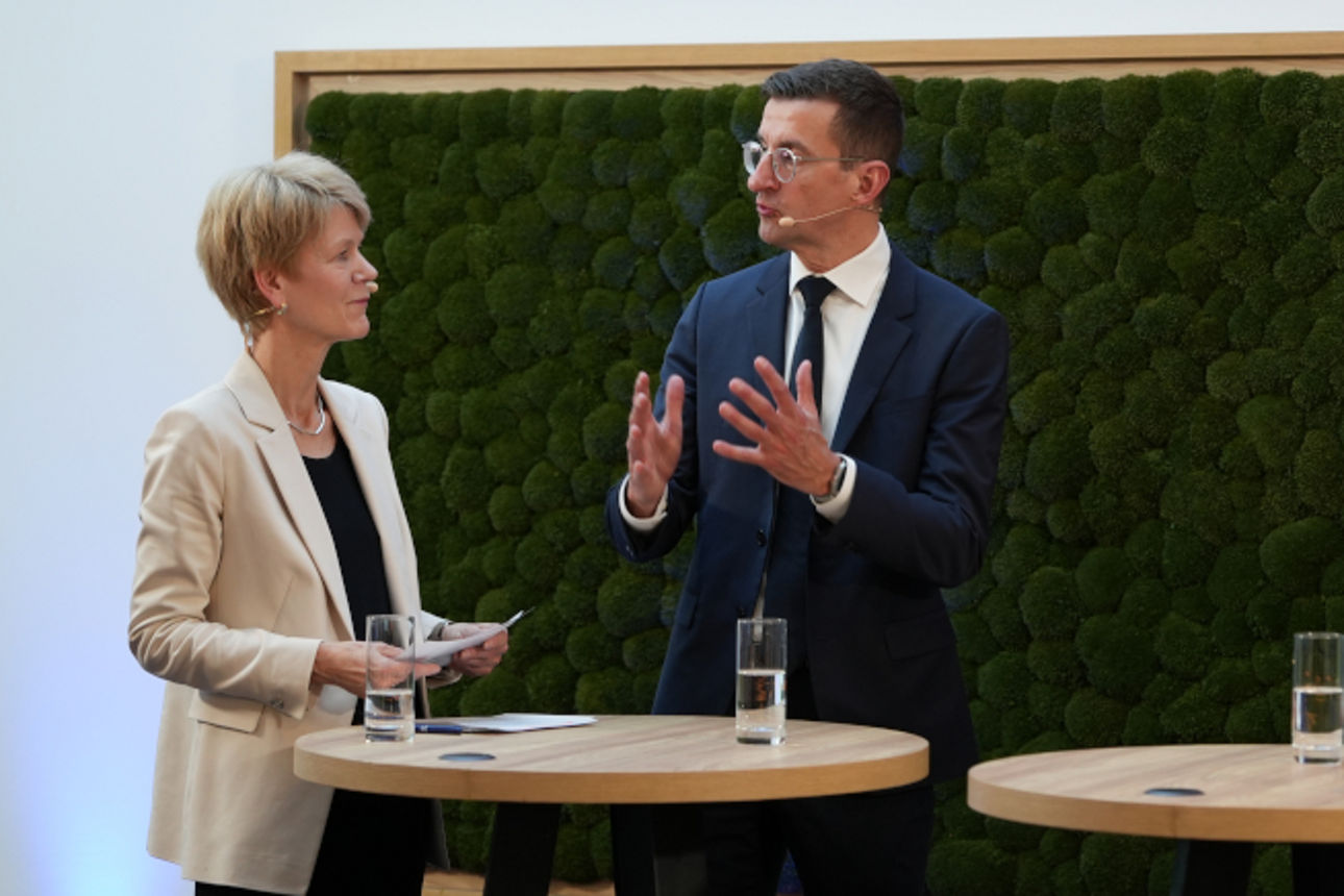 FVB MoneyTalk Teilnehmer im Gespräch