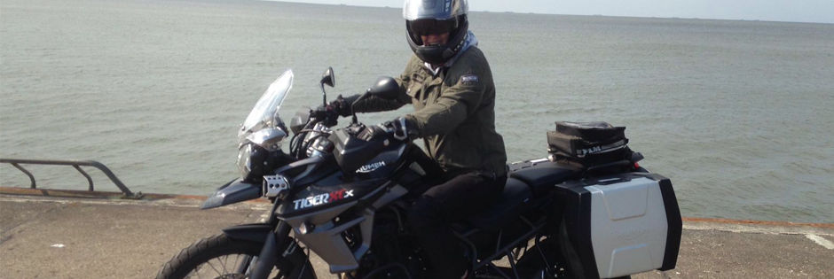 Motorradfahrer vor der Flensburger Förde