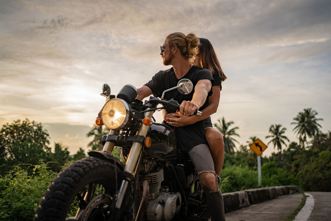 motorradversicherung-abschliessen-volksbank-raiffeisenbank-motorrad-fahren-frau-und-man-sonnenschein.jpg