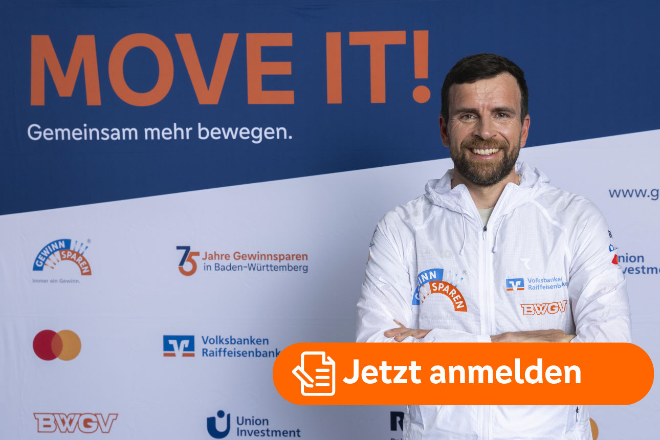 Person montiert ein Solarmodul am Balkon eines Wohnhauses.