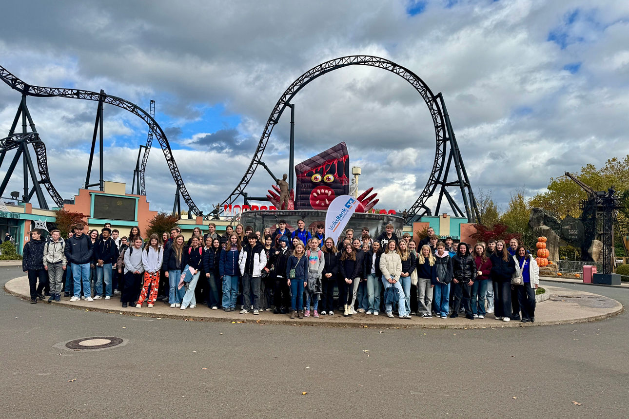 Gruppenfoto Teilnehmer Movie Park Fahrt 2025 vor Achterbahn