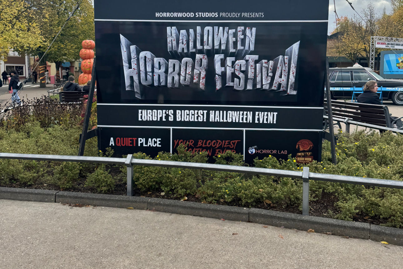 Willkommens Schild Movie Park mit Aufschrift Halloween Horror Festival