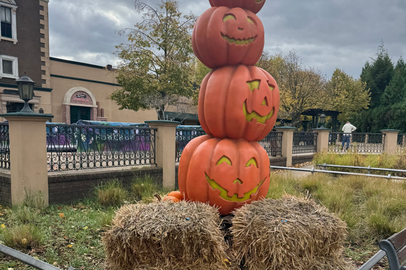 Turm aus 4  geschnitzten Kürbissen auf Heuballen