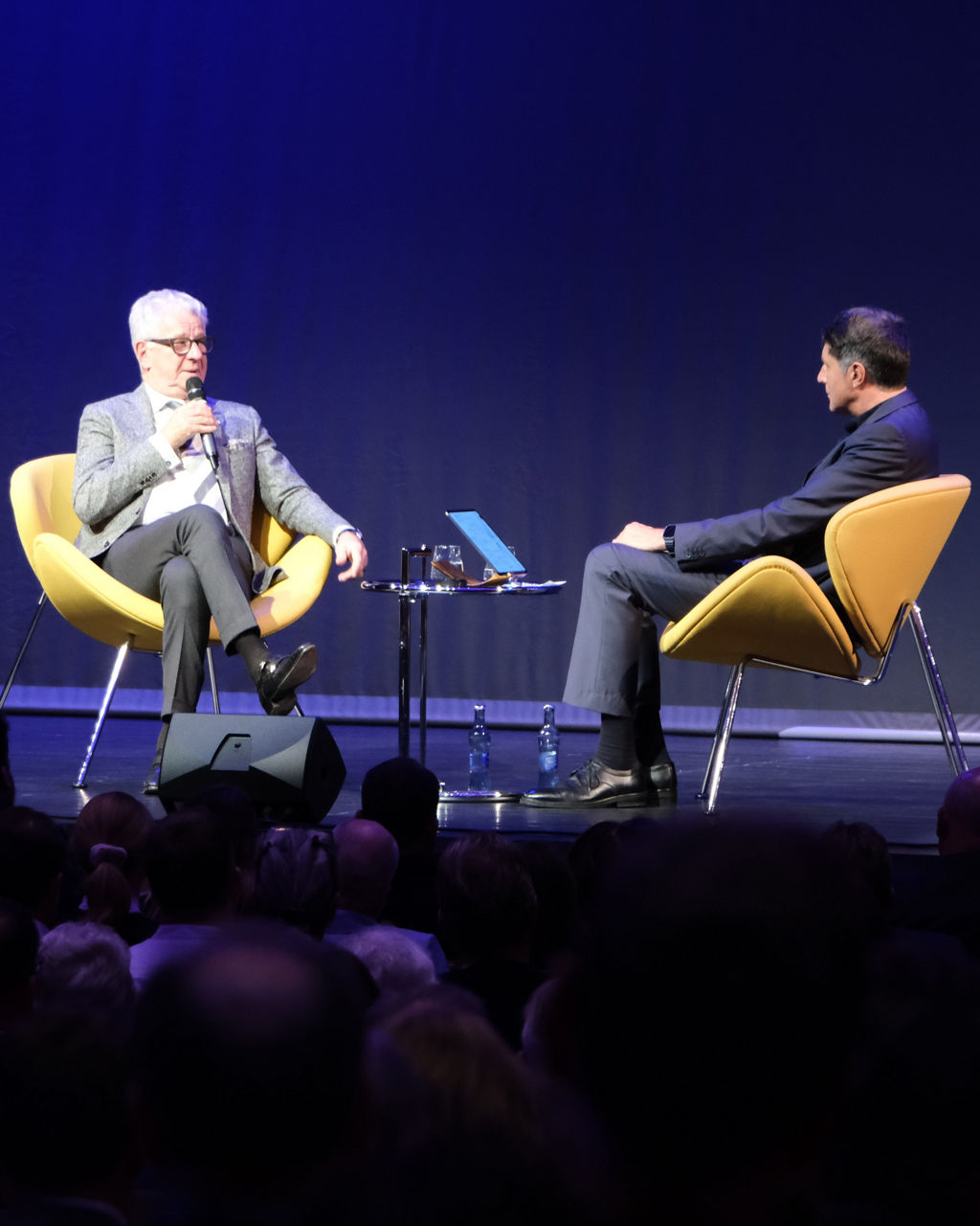 Aufnahme von Marcel Reif im Gespräch mit Martin Klappbeck