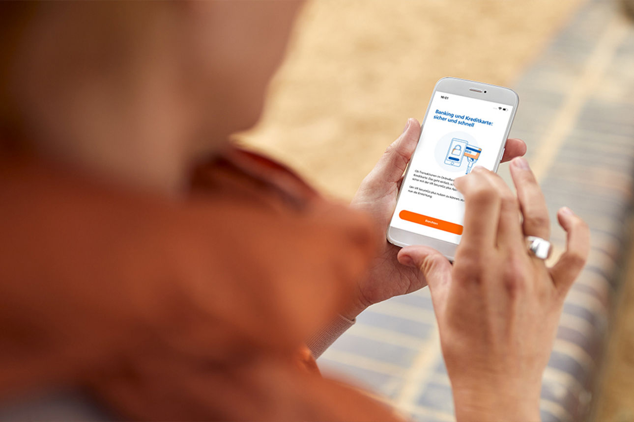 Eine Frau schaut auf Ihr Handy