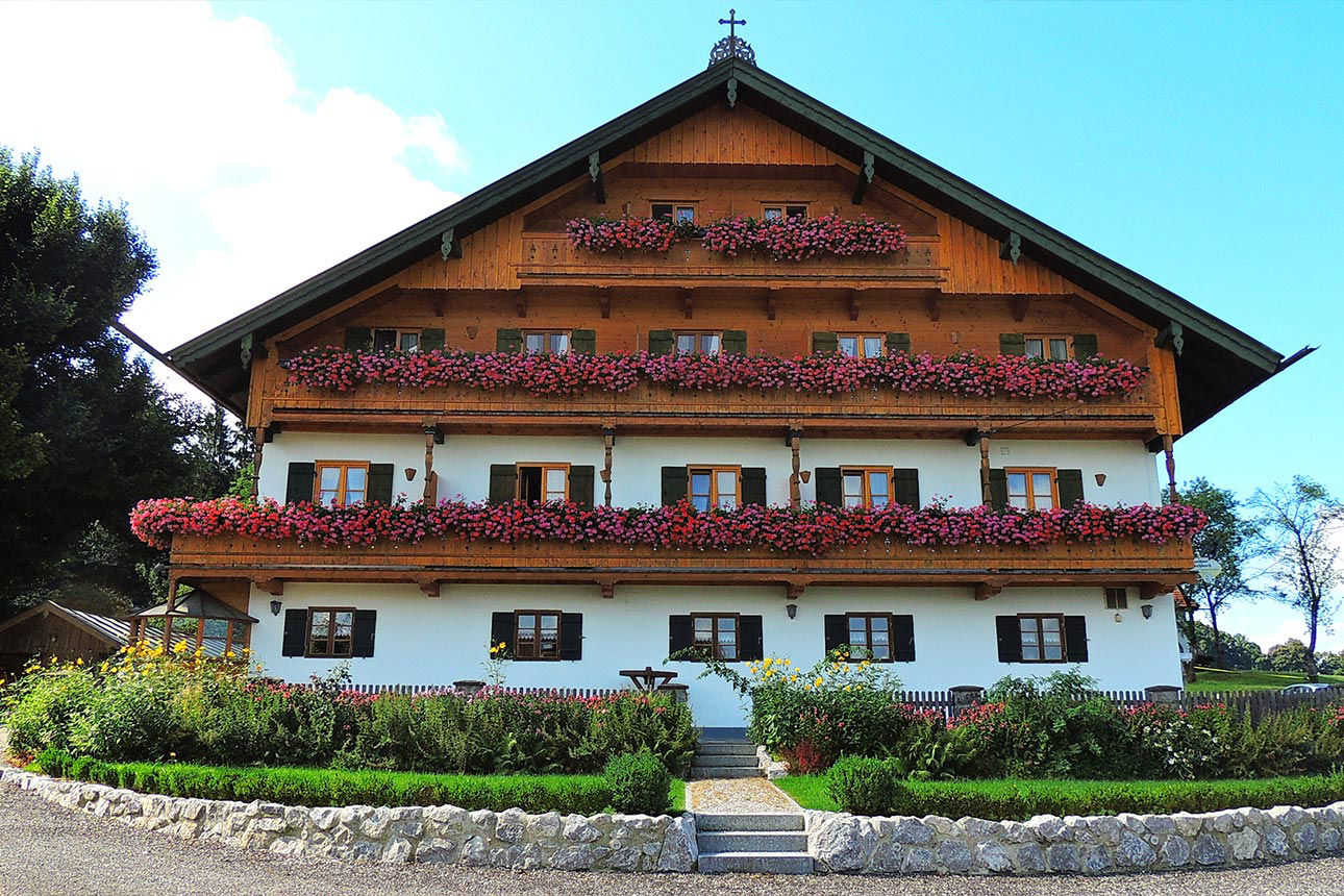 Ein Landgasthof unter blauem Himmel