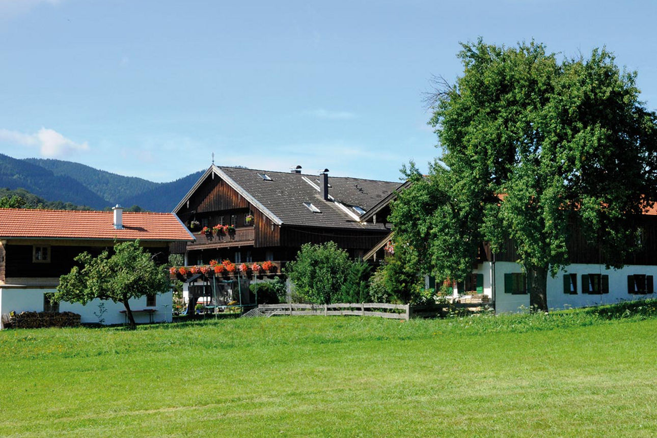 Ein Bauernhof unter blauem Himmel