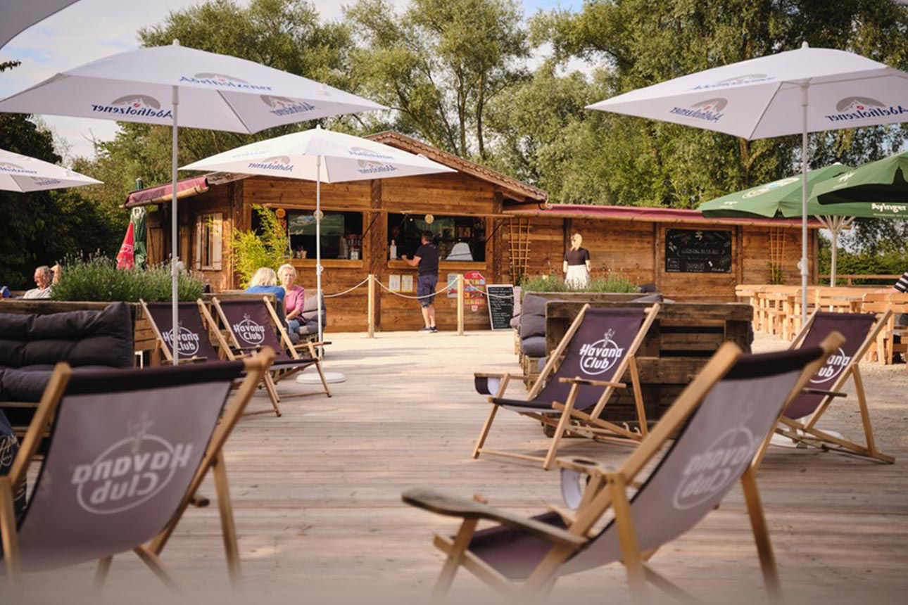 Liegestühle und Sonnenschirme auf einer Terrasse