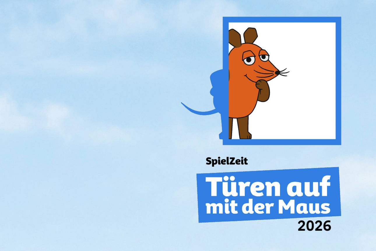 Eine orangene Maus auf blauem Hintergrund mit Text:"SpielZeit. Türen auf mit der Maus 2026."