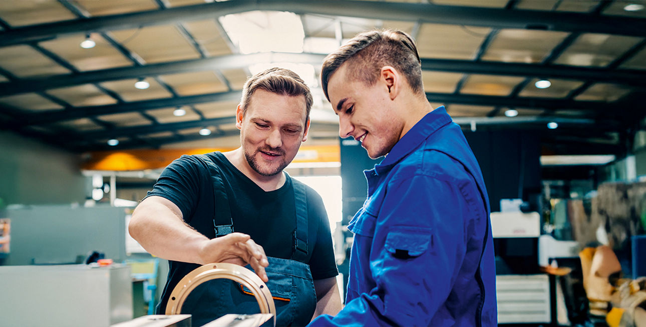 Zwei Handwerker vor einer Maschine