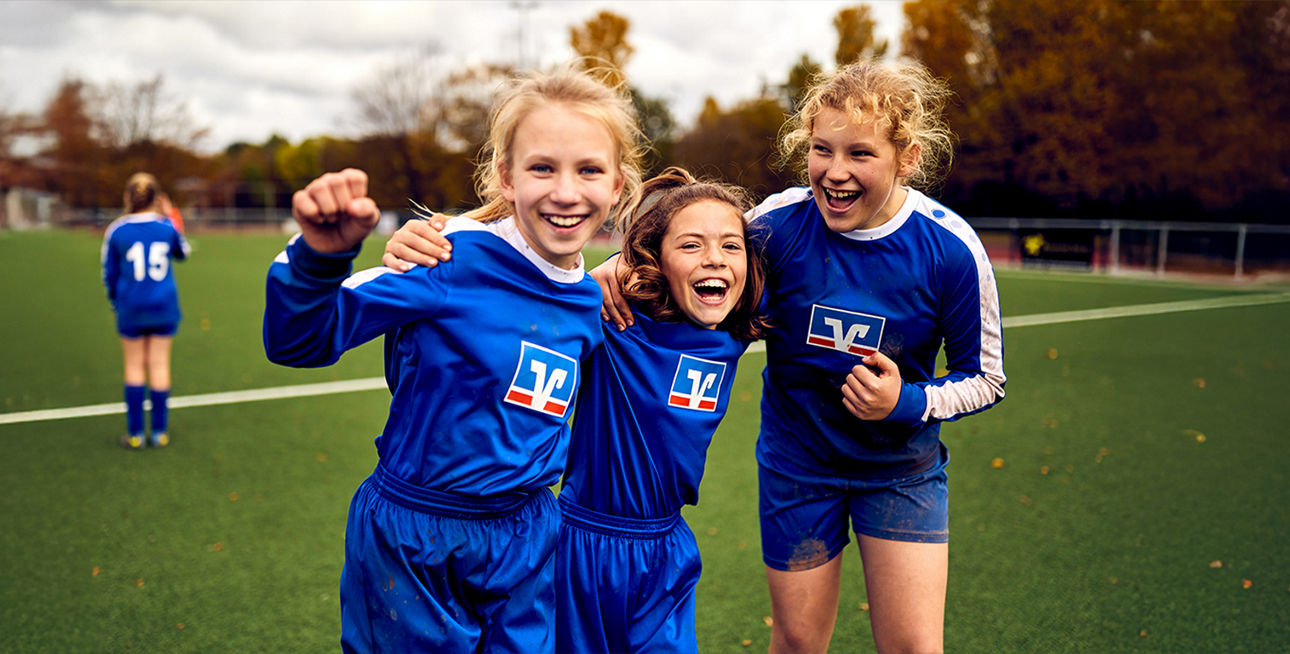 Drei junge Mädchen auf einem Fußballfeld