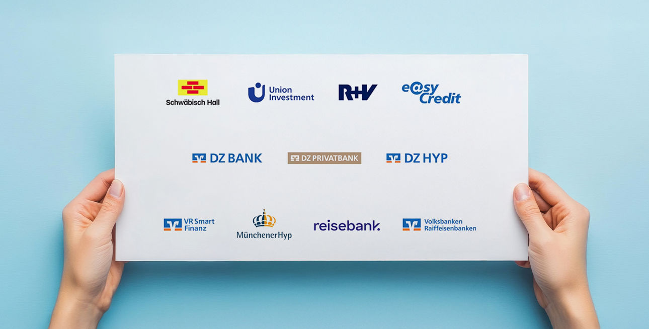 Person hält Plakat mit Logos der GenossenschaftlichenFinanzgruppe