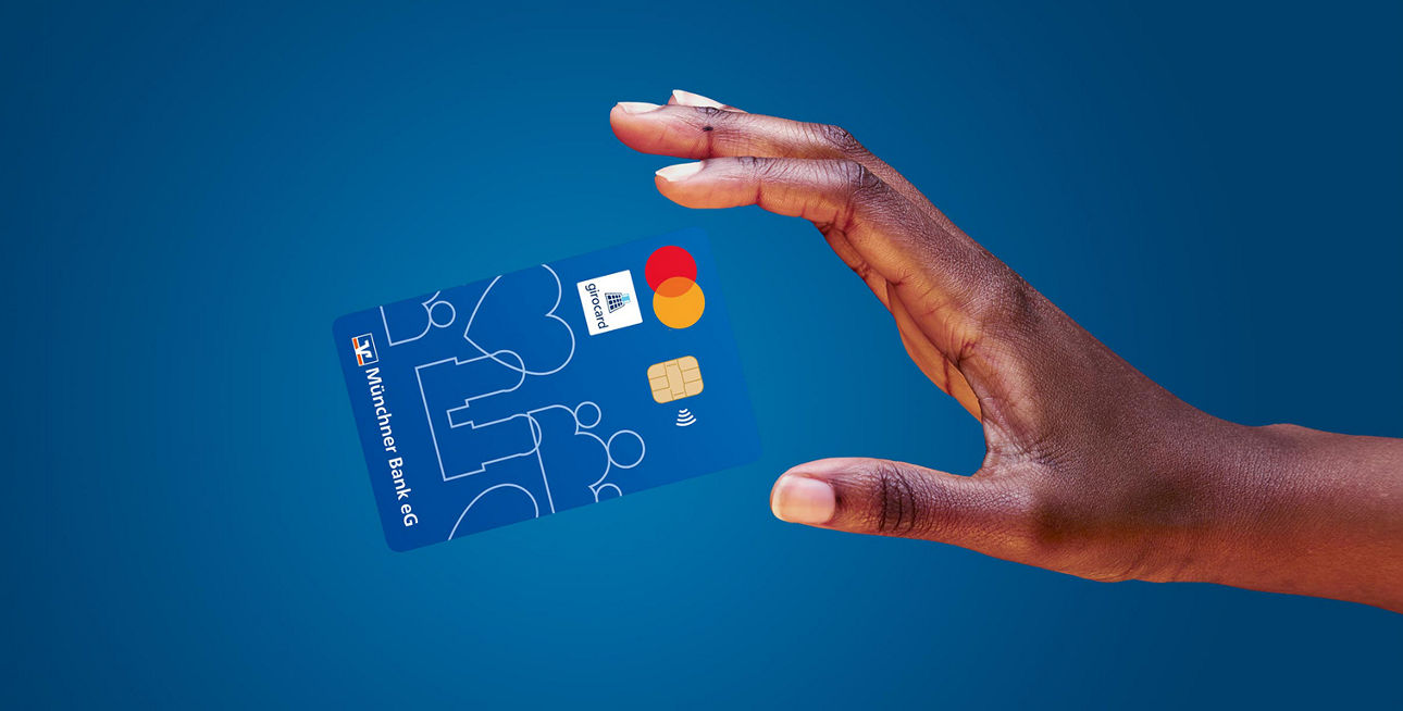 Eine Hand hält eine blaue Bankkarte