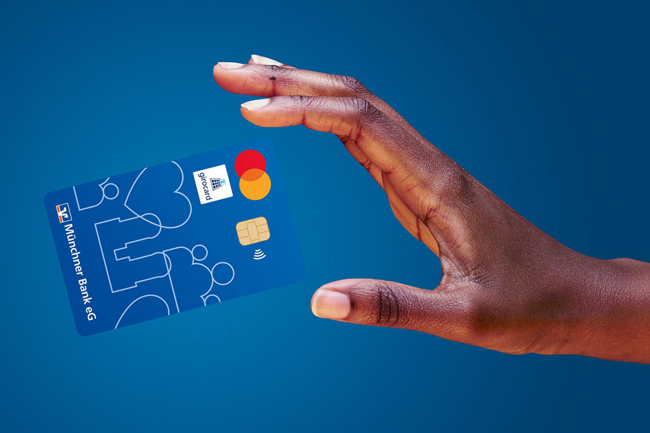 Eine Hand hält eine blaue Bankkarte