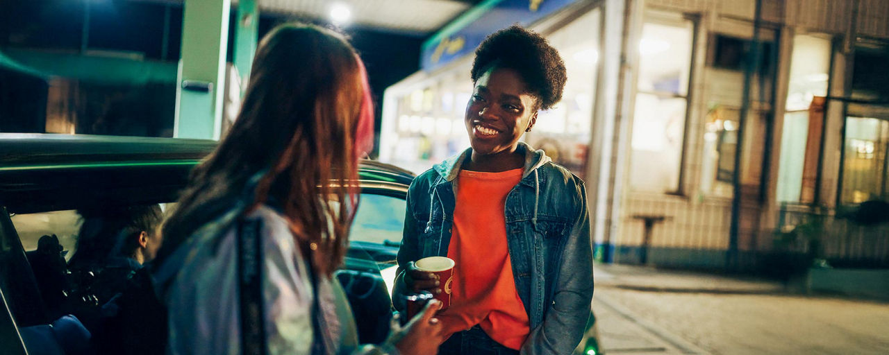 Zwei junge Frauen unterhalten sich