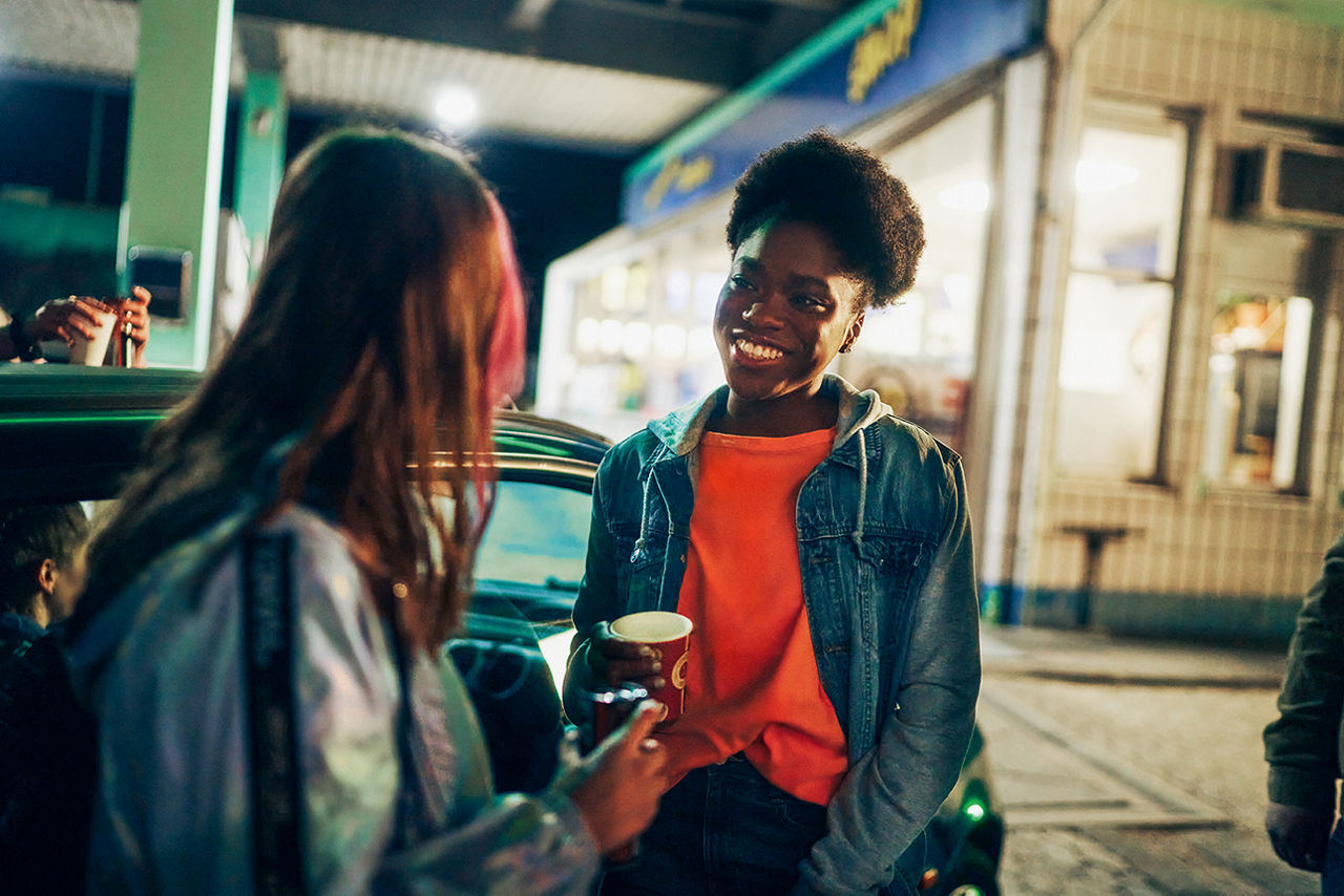 Zwei junge Frauen vor einem Auto