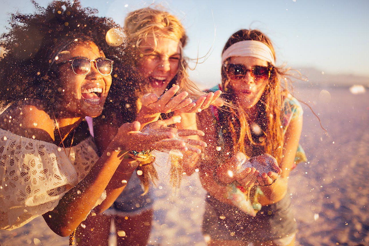 Drei junge Frauen am Strand