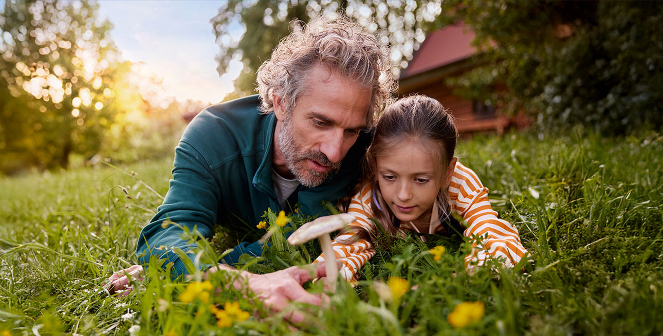 Ein Vater mit seiner Tochter in einer Blumenwiese