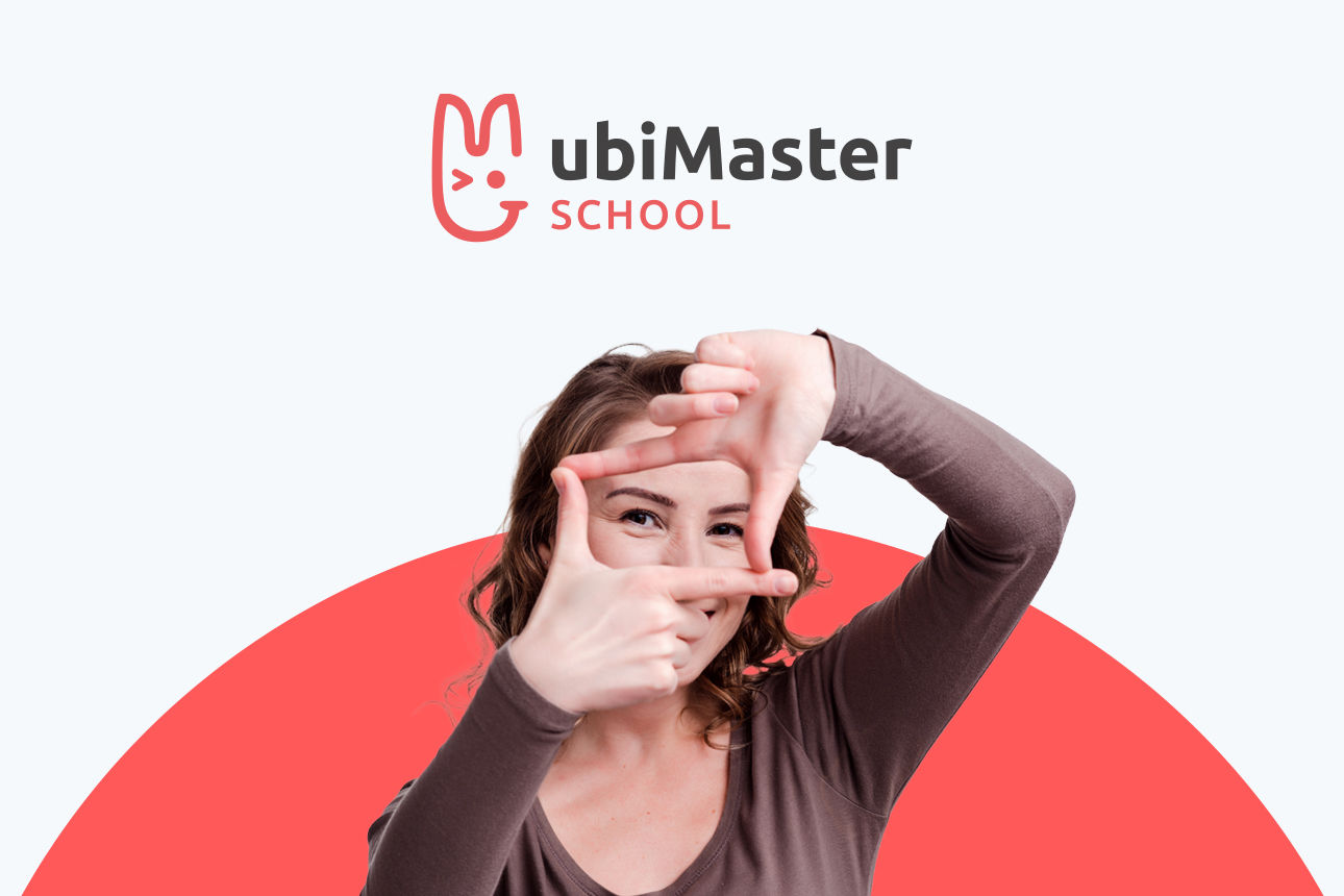 Eine junge Frau formt mit Ihren Händen ein Rechteck, dazu das ubiMaster School Logo
